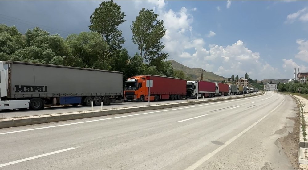 Türkiye-İran Sınırında 5 Kilometrelik TIR Kuyruğu Oluştu