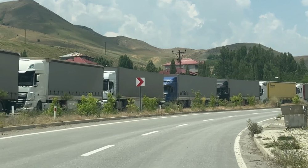 Türkiye-İran Sınırında 5 Kilometrelik TIR Kuyruğu Oluştu