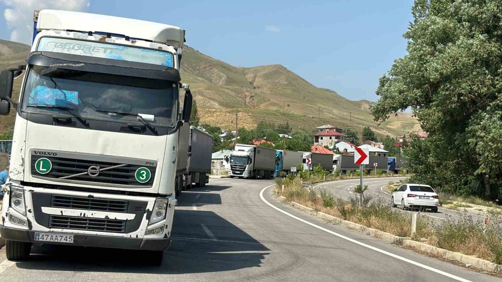 Türkiye-İran Sınırında 5 Kilometrelik TIR Kuyruğu Oluştu