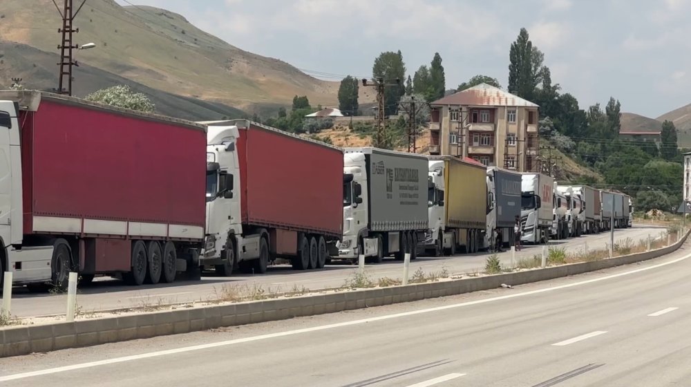 Türkiye-İran Sınırında 5 Kilometrelik TIR Kuyruğu Oluştu