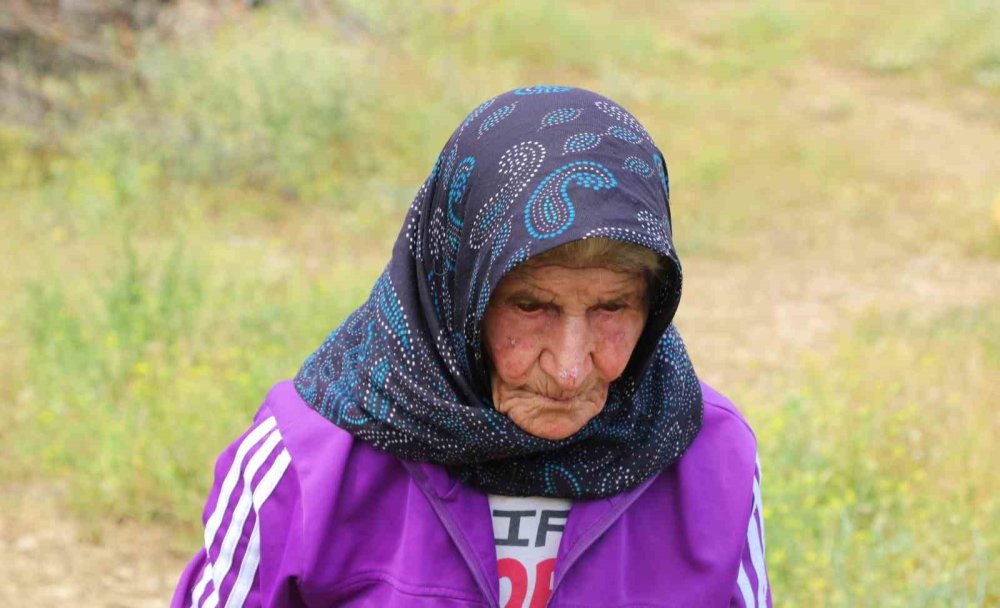 Antalya'nın 94 Yaşındaki Çobanı Emine Nine.. 90 Yıldır Keçileriyle Dağlardan İnmiyor!