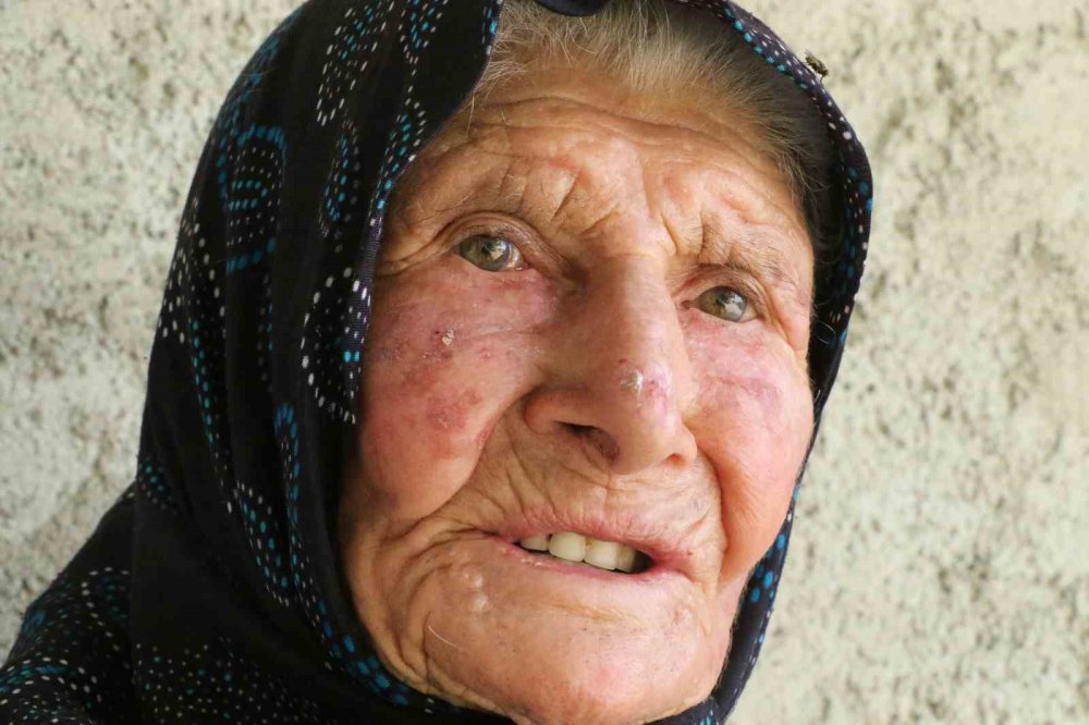 Antalya'nın 94 Yaşındaki Çobanı Emine Nine.. 90 Yıldır Keçileriyle Dağlardan İnmiyor!