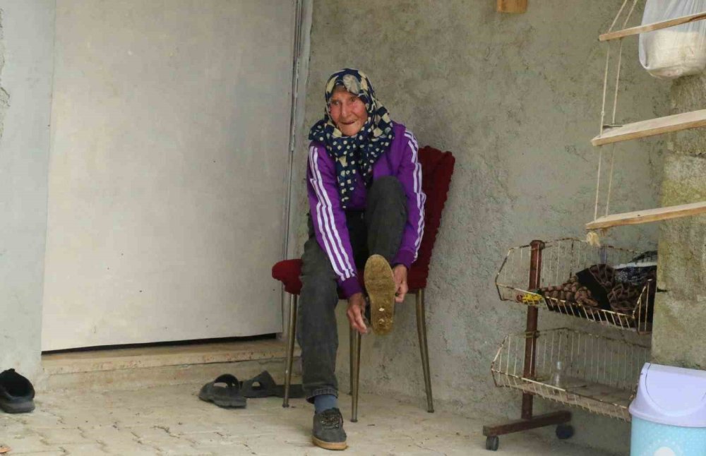 Antalya'nın 94 Yaşındaki Çobanı Emine Nine.. 90 Yıldır Keçileriyle Dağlardan İnmiyor!