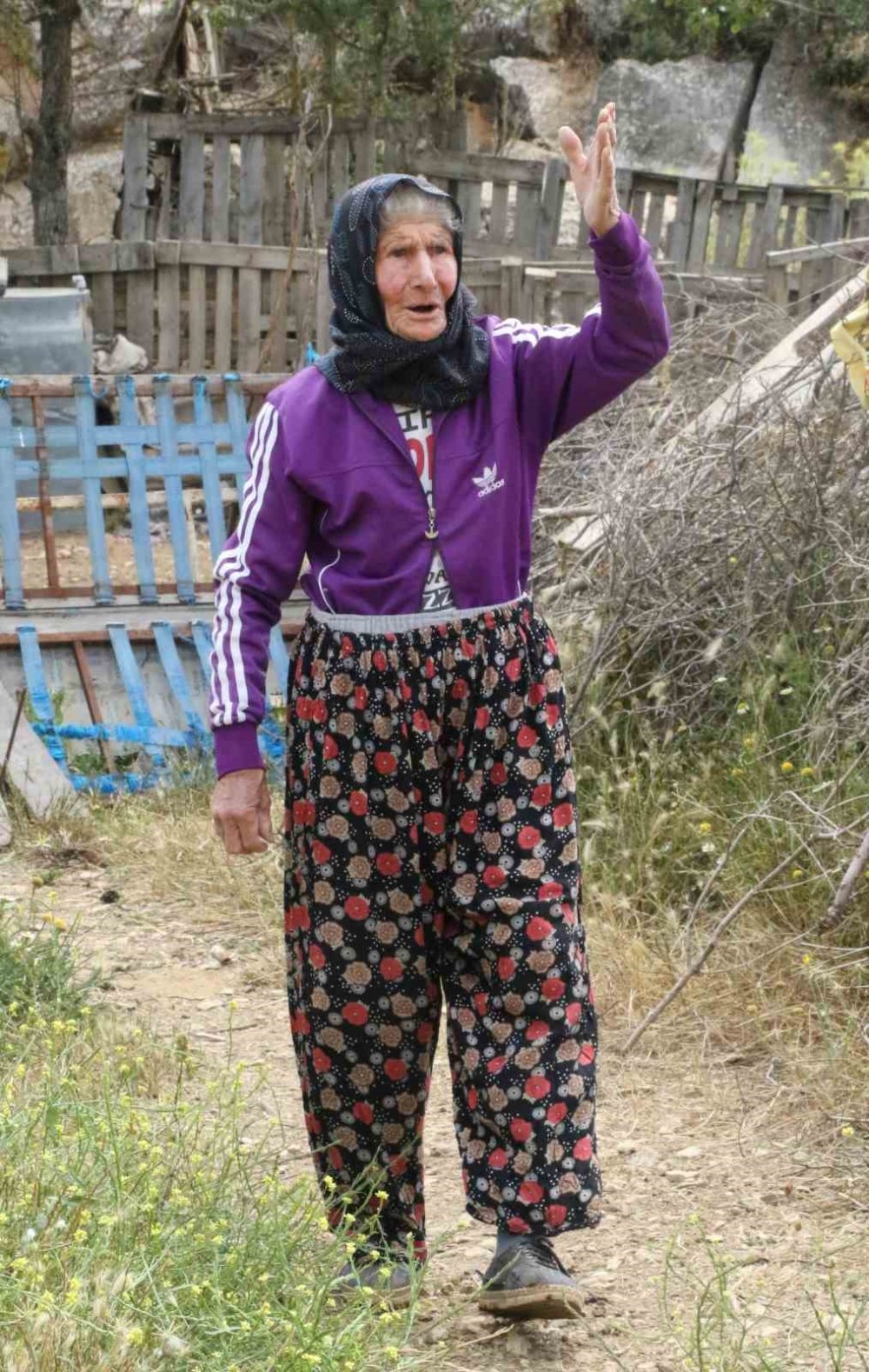 Antalya'nın 94 Yaşındaki Çobanı Emine Nine.. 90 Yıldır Keçileriyle Dağlardan İnmiyor!