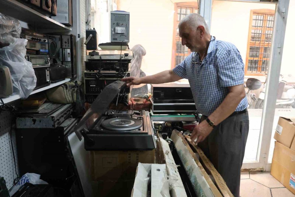 Çöpe Atılmasın Diye 80-100 Yıllık Radyoları Çalışır Hale Getiriyor