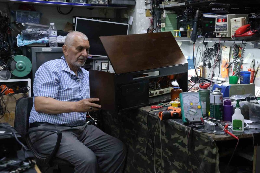 Çöpe Atılmasın Diye 80-100 Yıllık Radyoları Çalışır Hale Getiriyor