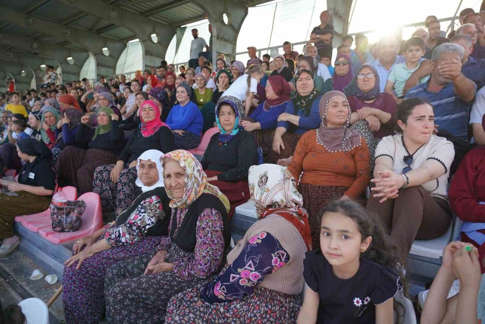 Kadınların İlgi Gösterdiği Futbol Turnuvası Başladı: Tepeler Seyirciyle Doldu