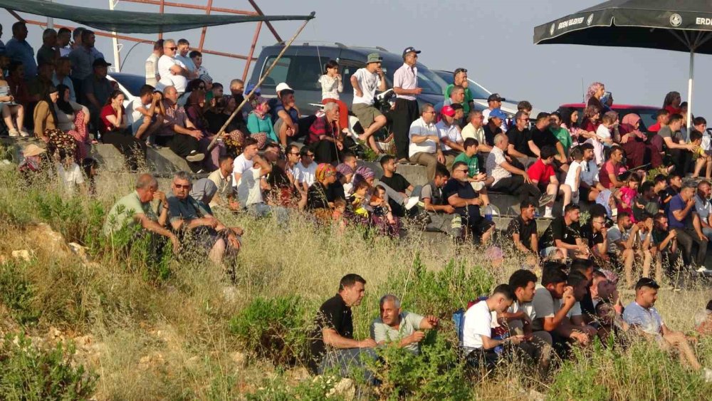 Kadınların İlgi Gösterdiği Futbol Turnuvası Başladı: Tepeler Seyirciyle Doldu