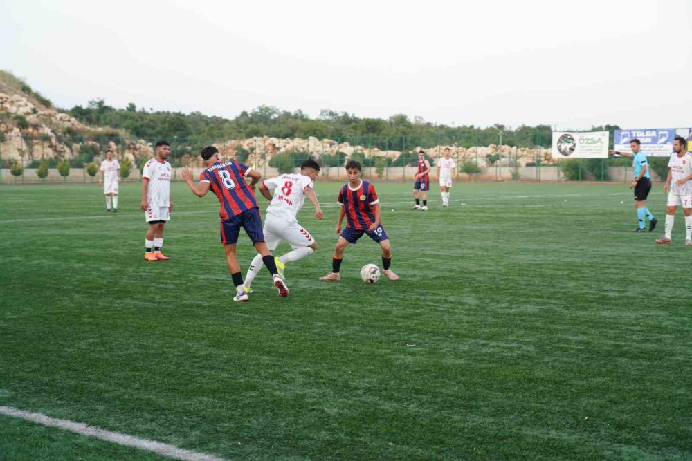 Kadınların İlgi Gösterdiği Futbol Turnuvası Başladı: Tepeler Seyirciyle Doldu