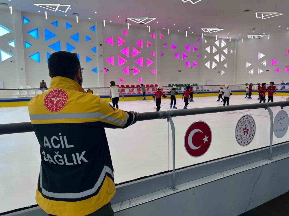 Van’da 30 Derece Sıcaklıkta Buz Pateni Keyfi