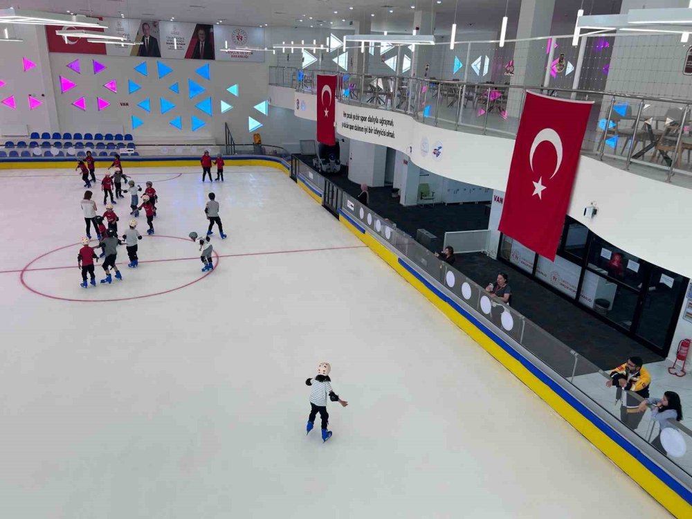 Van’da 30 Derece Sıcaklıkta Buz Pateni Keyfi