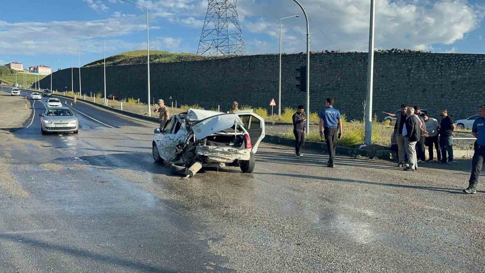 Ağrı’da Freni Tutmayan Kamyonet Kırmızı Işıkta Duran Otomobile Çarptı: 2 Yaralı