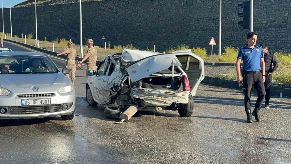 Ağrı’da Freni Tutmayan Kamyonet Kırmızı Işıkta Duran Otomobile Çarptı: 2 Yaralı