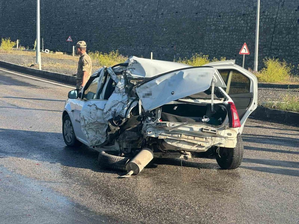 Ağrı’da Freni Tutmayan Kamyonet Kırmızı Işıkta Duran Otomobile Çarptı: 2 Yaralı