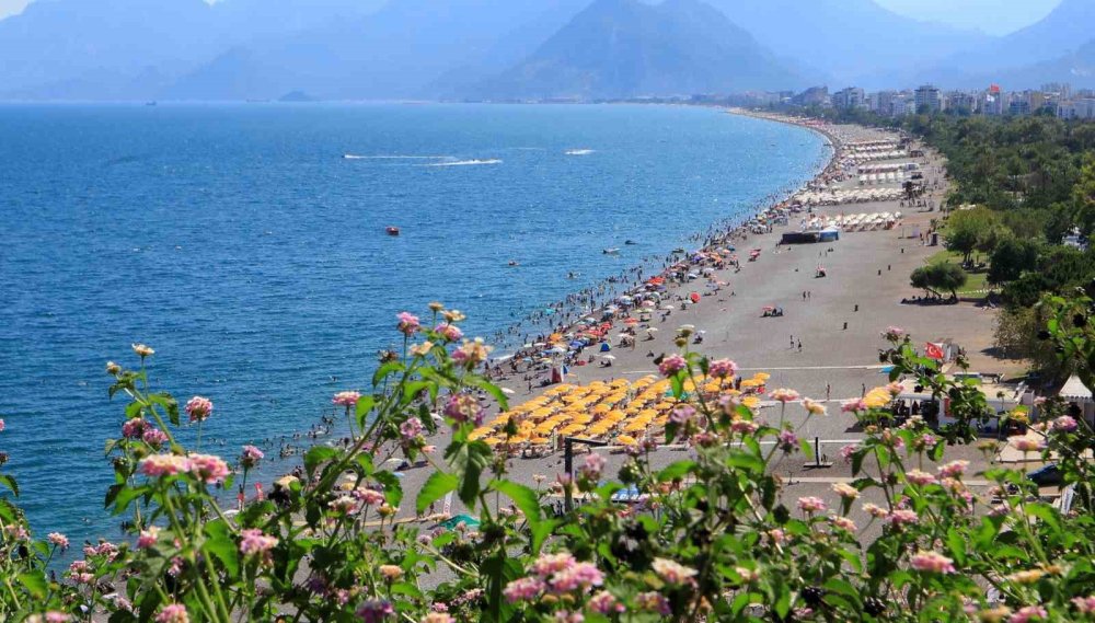 Antalya’da Termometreler 41 Dereceyi Gösterdi, Hissedilen Sıcaklık Bunalttı