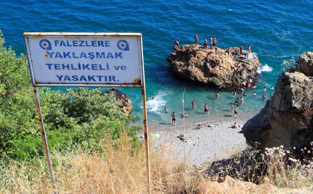 Antalya’da Termometreler 41 Dereceyi Gösterdi, Hissedilen Sıcaklık Bunalttı