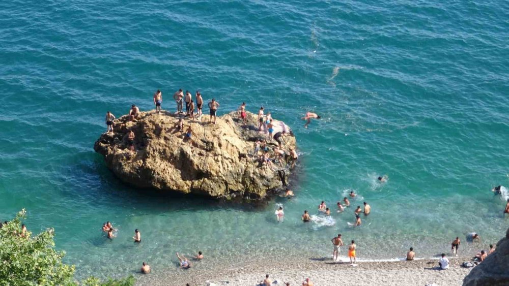 Antalya’da Termometreler 41 Dereceyi Gösterdi, Hissedilen Sıcaklık Bunalttı