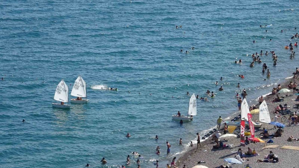 Antalya’da Termometreler 41 Dereceyi Gösterdi, Hissedilen Sıcaklık Bunalttı