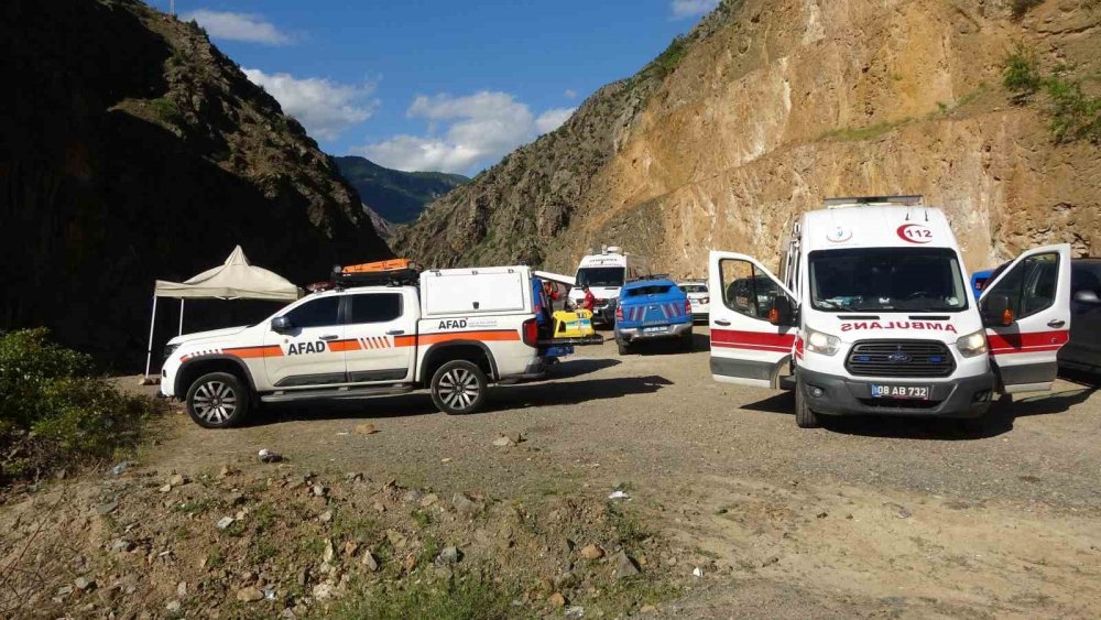 Kahreden Bekleyiş.. 14 Gün Sonra Oğlunun Cansız Bedenine Ulaşıldı, Baba Hâlâ Aranıyor!