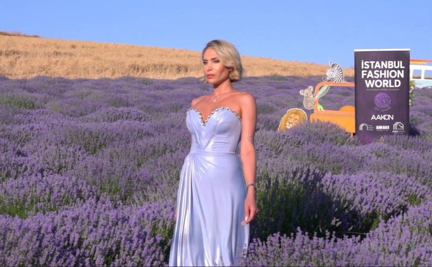 Mor Tarlalarda Podyum Kuruldu, Lavantalar Arasında Renkli Defile