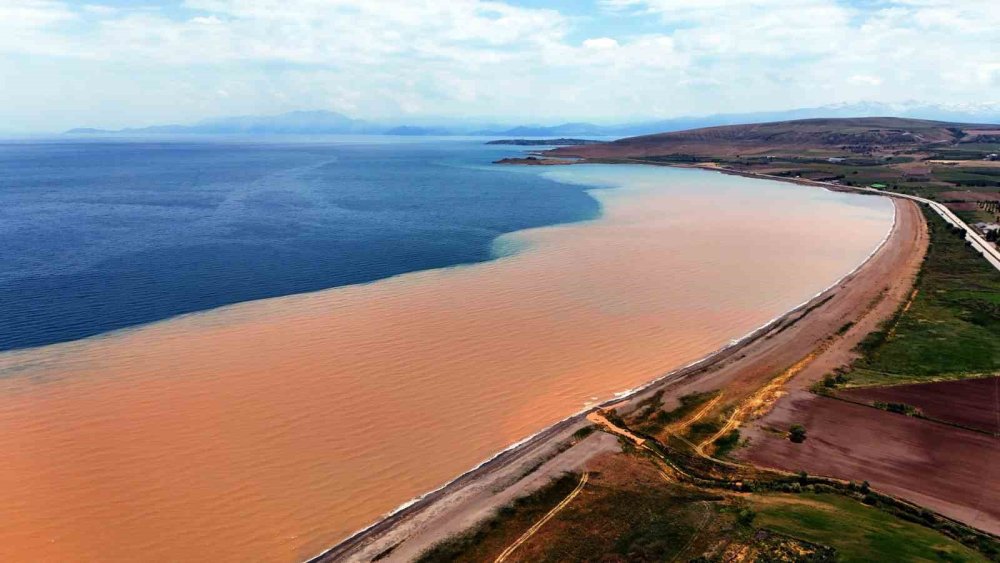 Sel Suları Van Gölü’nü Kahverengiye Boyadı