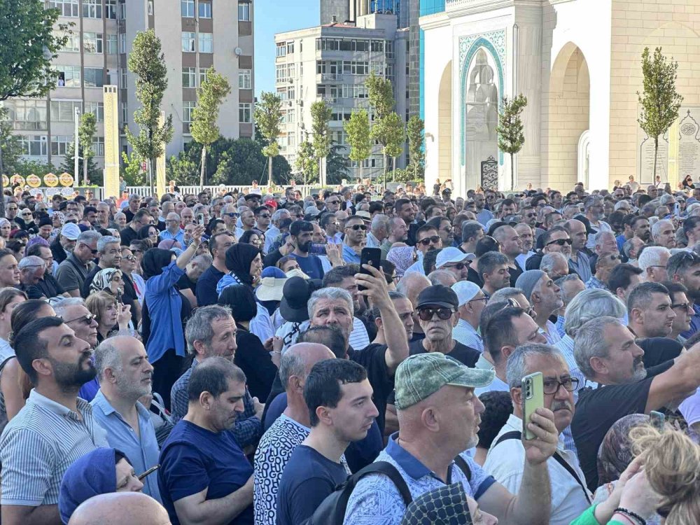 Usta Oyuncu Kadir İ̇nanır Son Yolculuğuna Uğurlandı