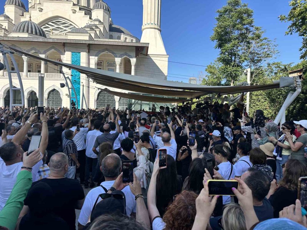 Usta Oyuncu Kadir İ̇nanır Son Yolculuğuna Uğurlandı
