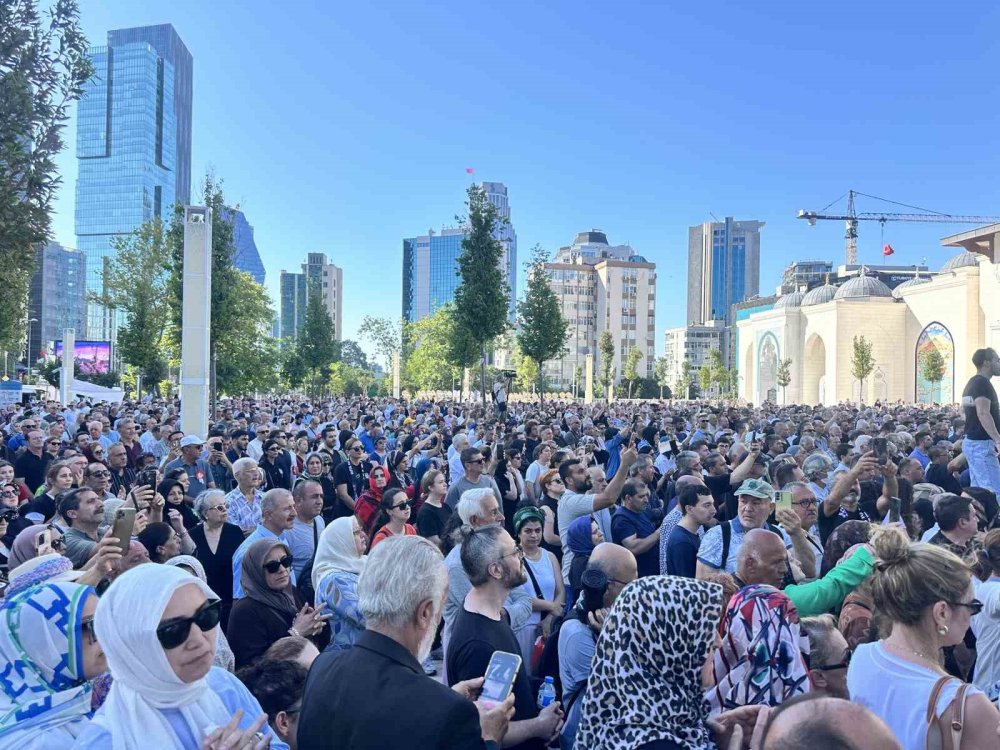 Usta Oyuncu Kadir İ̇nanır Son Yolculuğuna Uğurlandı