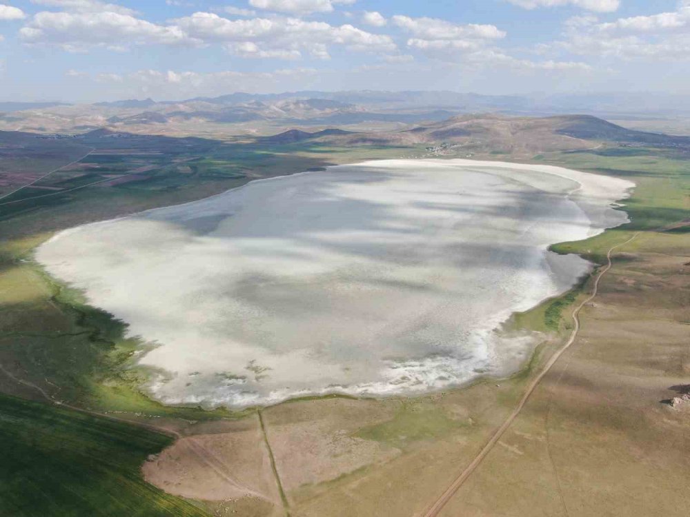 İki Yıl Önce Üzerinden Araçlar Geçen Akgöl, Şimdi Fotoğrafçıların Gözdesi Oldu
