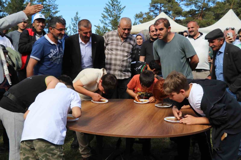 Karnavas Dut Pekmezi Festivali: Çocuklar Parmakla Pekmez Yemek İçin Yarıştı
