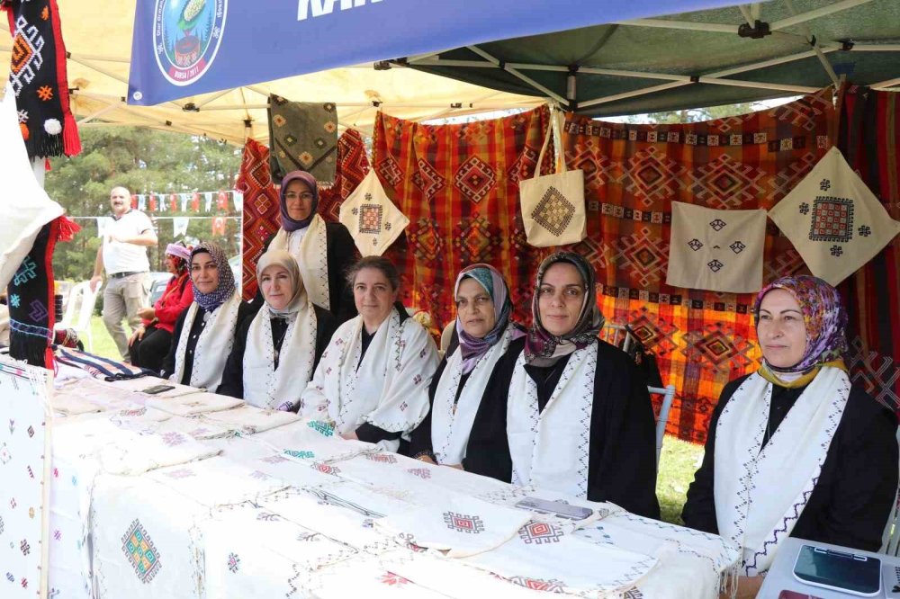 Karnavas Dut Pekmezi Festivali: Çocuklar Parmakla Pekmez Yemek İçin Yarıştı