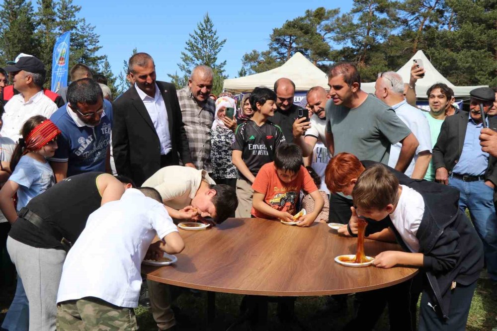 Karnavas Dut Pekmezi Festivali: Çocuklar Parmakla Pekmez Yemek İçin Yarıştı
