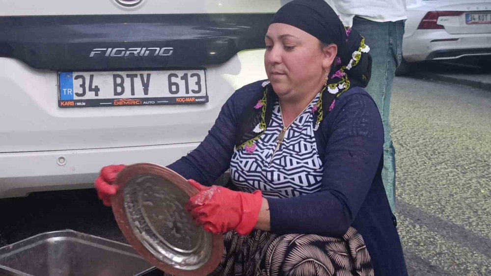 Kars Sokaklarında Alın Teriyle Geçim: Karı-koca Kalaycılık Yaparak Ekmeklerini Kazanıyor