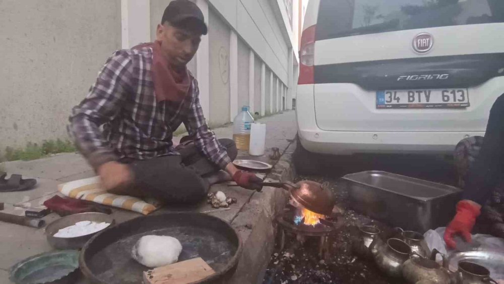 Kars Sokaklarında Alın Teriyle Geçim: Karı-koca Kalaycılık Yaparak Ekmeklerini Kazanıyor
