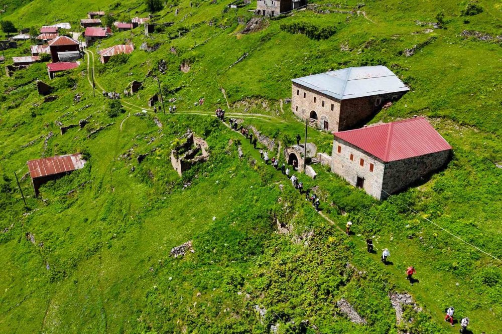 Doğaseverler Akın Etti: Tarihi Taş Patikalarda Santa Yürüyüşü