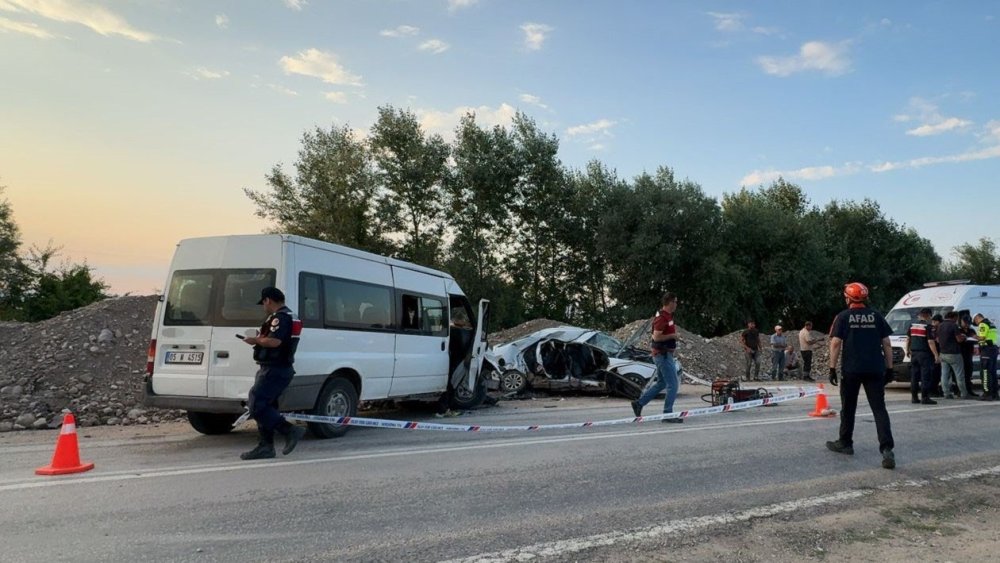 Amasya’da Otomobil İle Minibüs Çarpıştı: 1 Ölü, 3 Yaralı