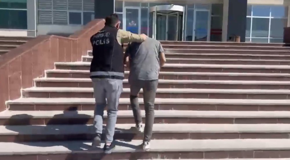 Kars'ta Narkotik Operasyonu.. İran Uyruklu Kurye 572 Gram Metamfetaminle Yakalandı!