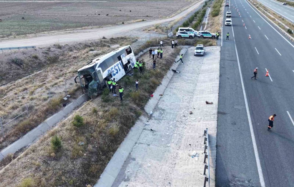 Niğde-Ankara Otoyolu’nda Yolcu Otobüsü Devrildi.. 44 Kişi Yaralandı!
