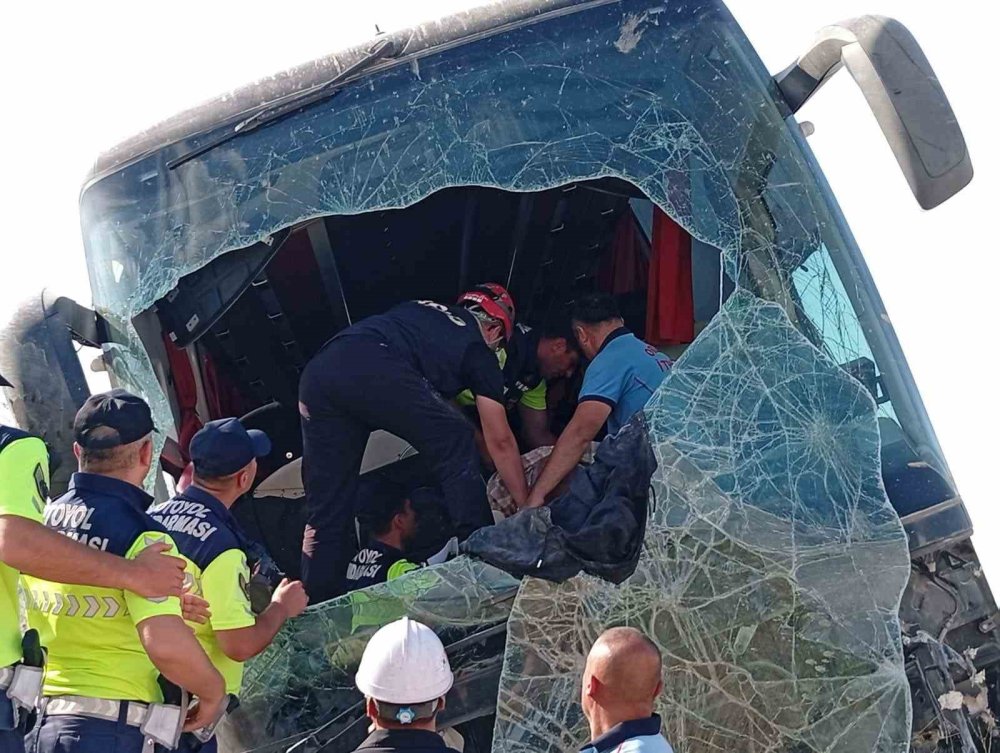 Niğde-Ankara Otoyolu’nda Yolcu Otobüsü Devrildi.. 44 Kişi Yaralandı!