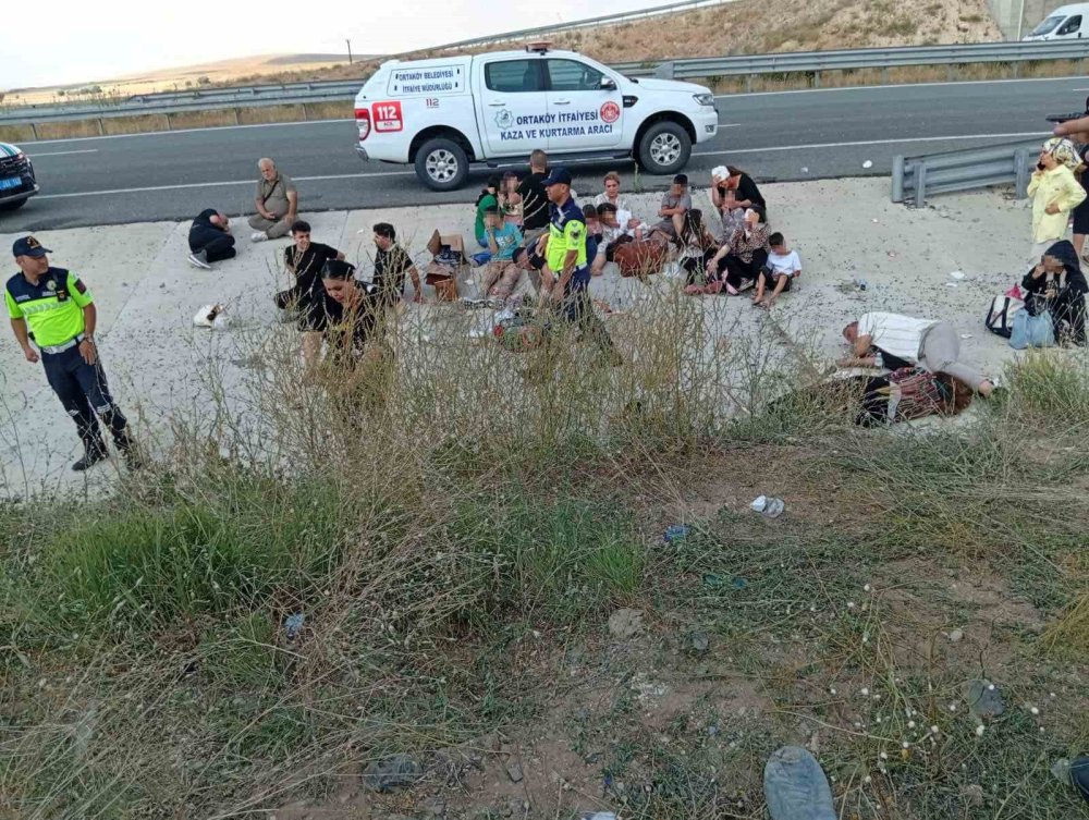 Niğde-Ankara Otoyolu’nda Yolcu Otobüsü Devrildi.. 44 Kişi Yaralandı!