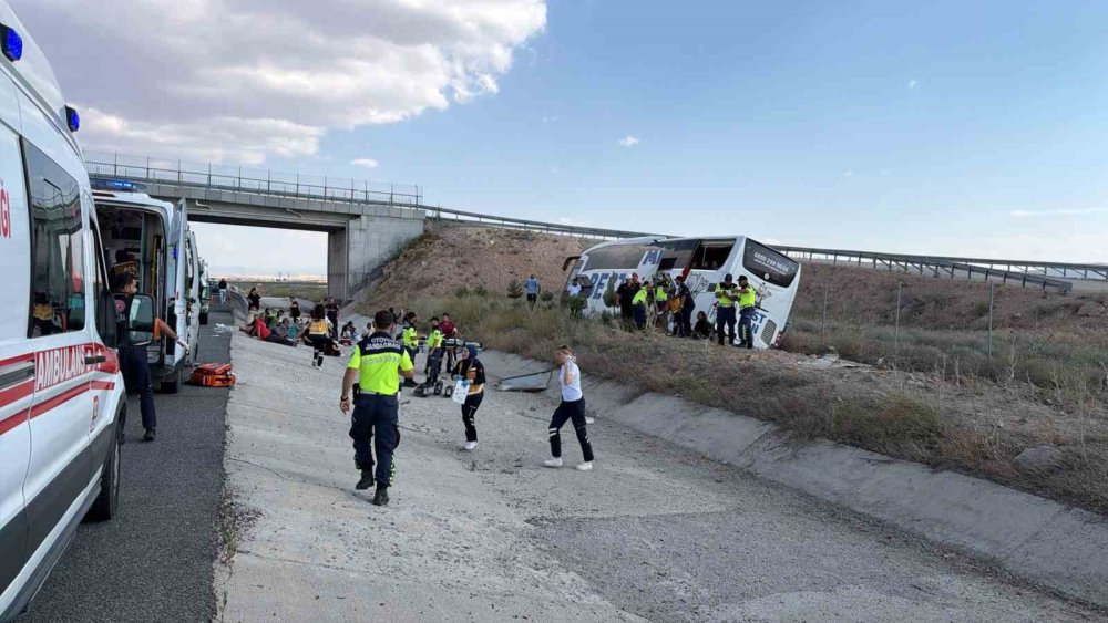 Niğde-Ankara Otoyolu’nda Yolcu Otobüsü Devrildi.. 44 Kişi Yaralandı!