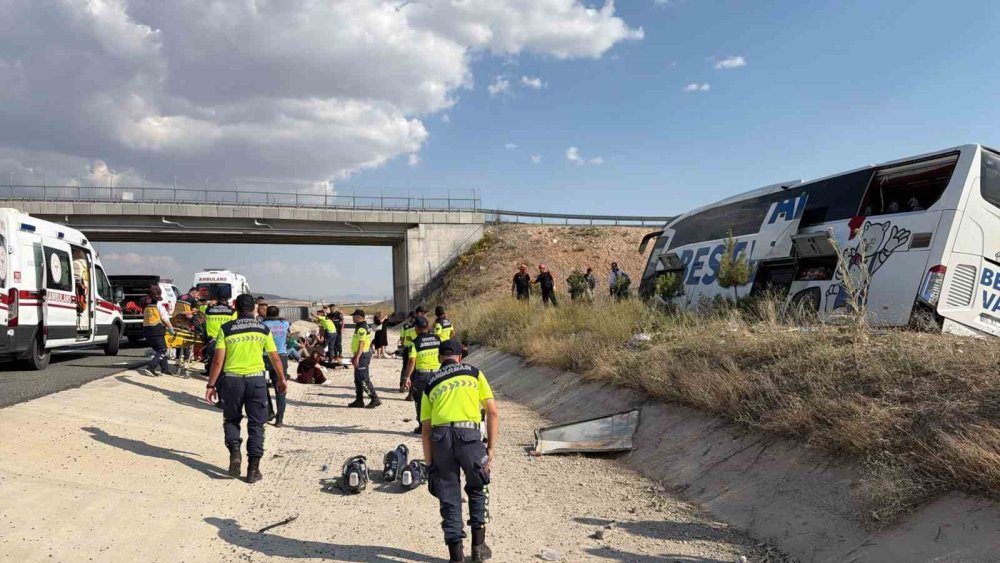 Niğde-Ankara Otoyolu’nda Yolcu Otobüsü Devrildi.. 44 Kişi Yaralandı!