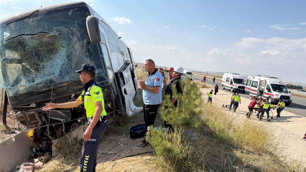 Niğde-Ankara Otoyolu’nda Yolcu Otobüsü Devrildi.. 44 Kişi Yaralandı!