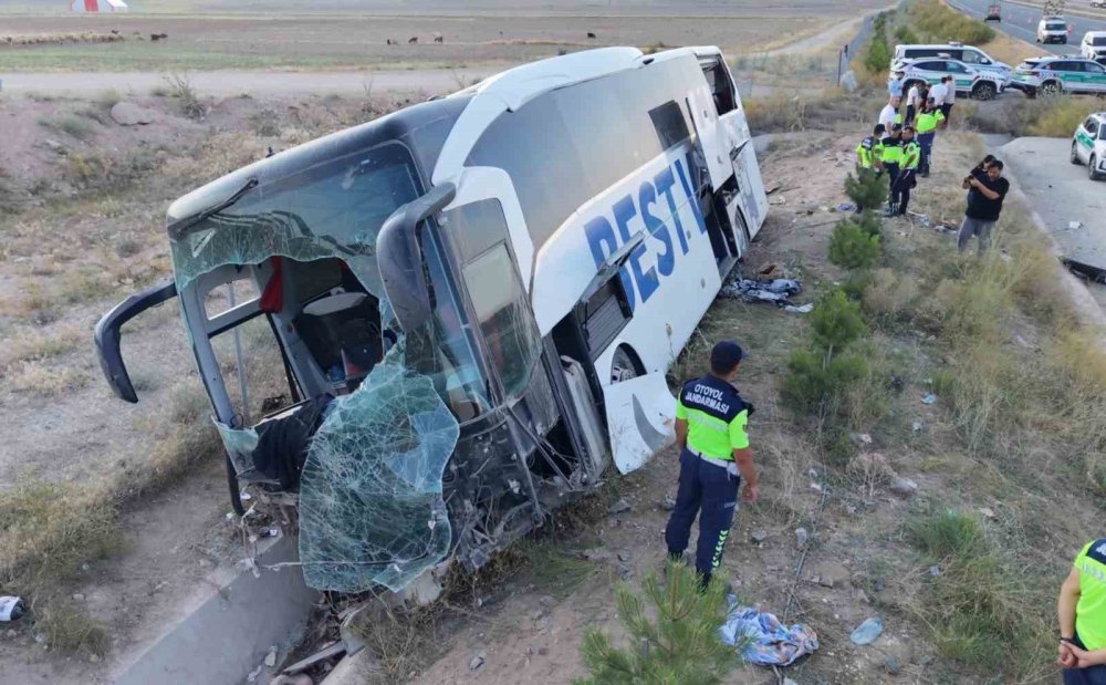Niğde-Ankara Otoyolu’nda Yolcu Otobüsü Devrildi.. 44 Kişi Yaralandı!