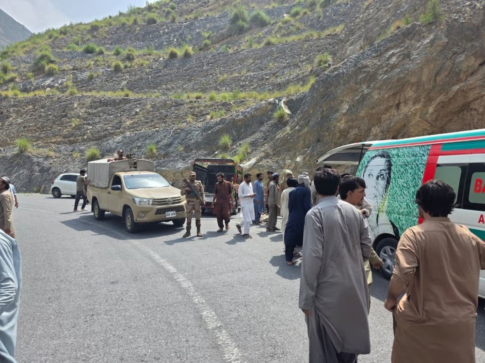 Pakistan’da Yolcu Otobüsü Dev Çukura Uçtu: 40 Ölü