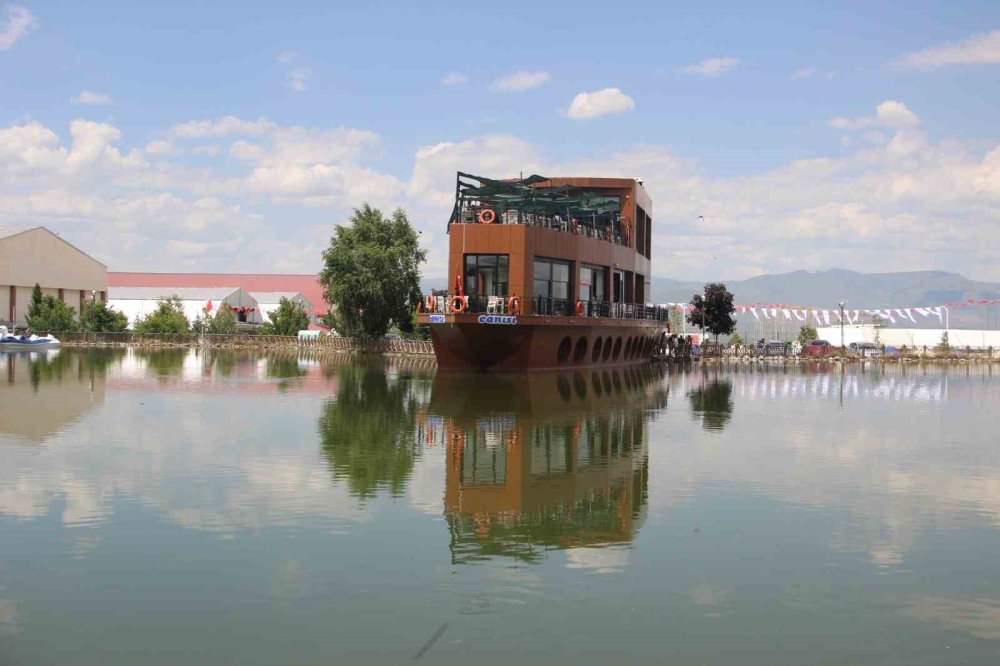 Erzurumlular Deniz Özlemini Gemi Kafe’de Gideriyor