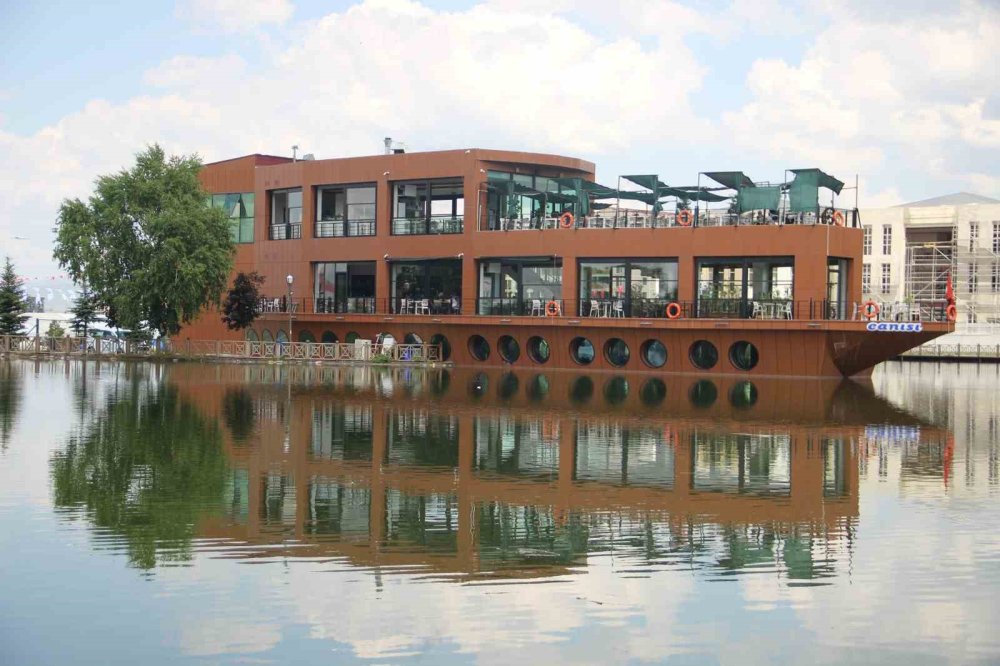 Erzurumlular Deniz Özlemini Gemi Kafe’de Gideriyor