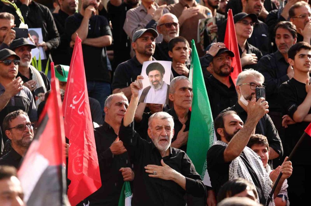 İ̇ran’da Binlerce Kişi Hamaney’in Cenaze Töreni İçin Toplandı
