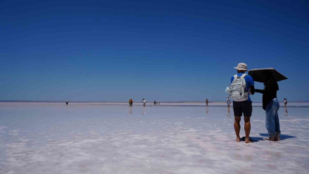Tuz Gölü Pembe Renge Büründü, Turistler Bölgeye Akın Etti