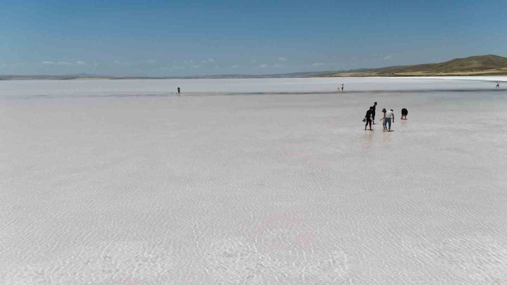 Tuz Gölü Pembe Renge Büründü, Turistler Bölgeye Akın Etti